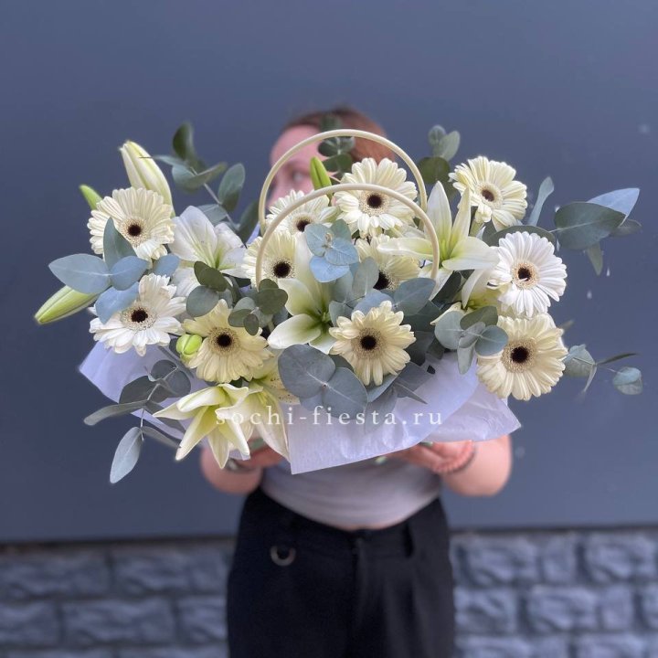 Сумочка лилии и герберы в Владивостоке