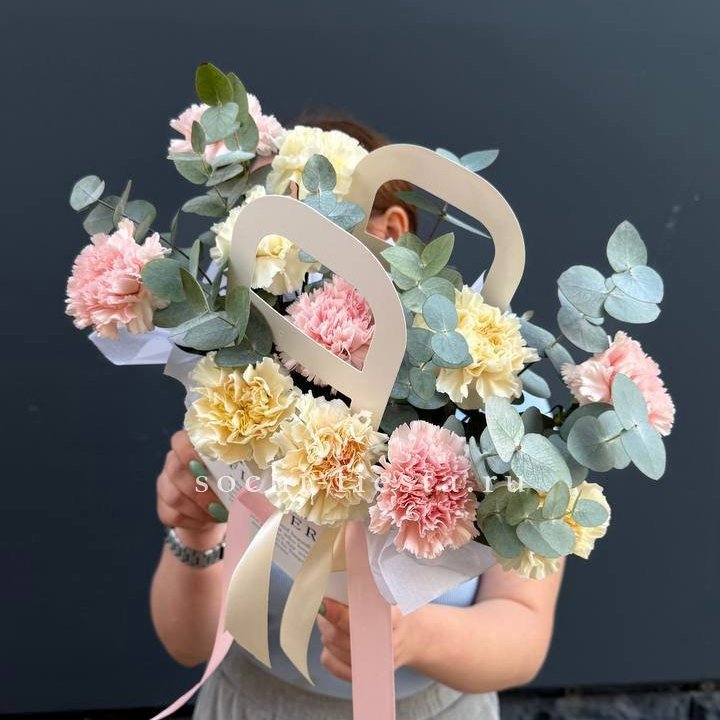 Сумочка из диантусов в Владивостоке