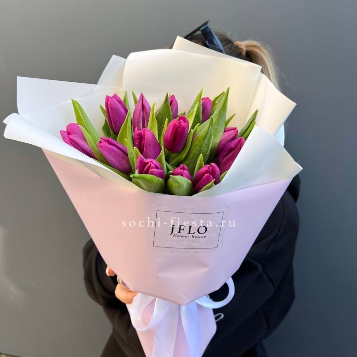 15 пурпурных тюльпанов в Владивостоке