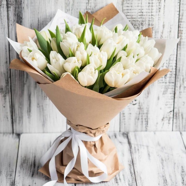 25 белых тюльпанов в Владивостоке