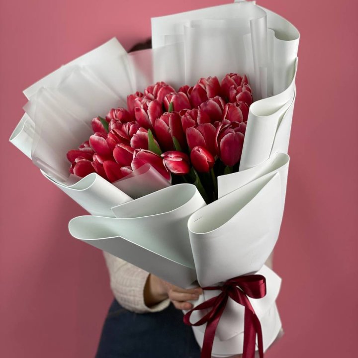 Букет красных тюльпанов в Владивостоке
